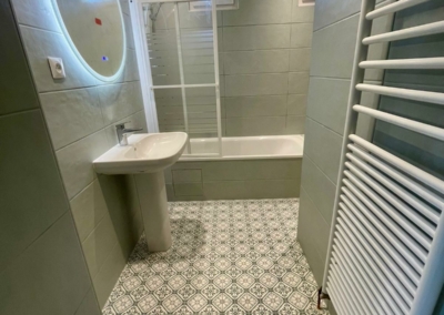 Salle de bain : carrelage, plomberie et plafond refaits